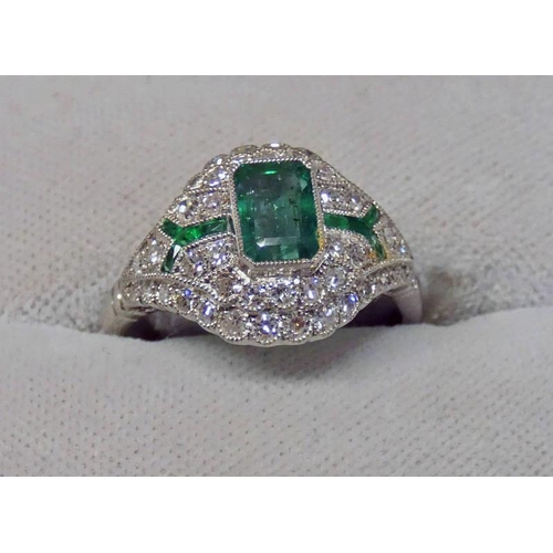 450 - ART DECO STYLE EMERALD & DIAMOND CLUSTER RING, THE RECTANGULAR CENTRALLY SET EMERALD WITH DIAMOND & ... 