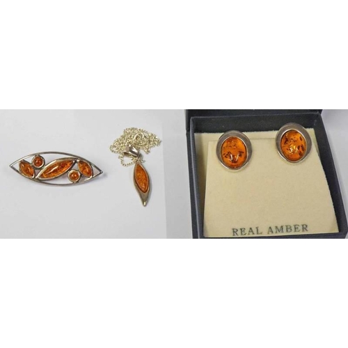 460 - AMBER PENDANT, BROOCH & PAIR OF EARRINGS