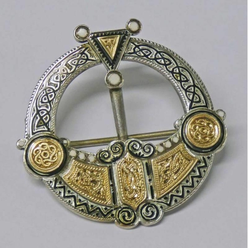 509 - UNMARKED SILVER & GOLD SCOTTISH PLAID BROOCH WITH ENAMEL DECORATION - 3.6CM DIAMETER