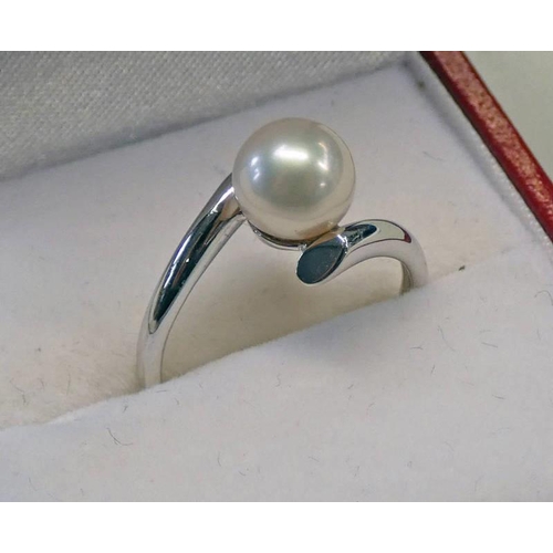 511 - CULTURED PEARL SET TWIST RING, THE WHITE GOLD SETTING MARKED 585