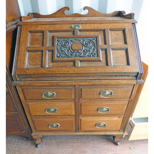 5137 - EARLY 20TH CENTURY OAK BUREAU WITH FALL FRONT OVER 6 SHORT DRAWERS ON SHAPED SUPPORTS 109CM TALL X 7... 