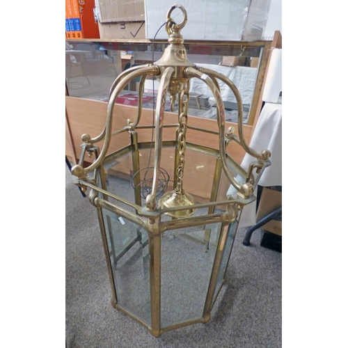 5140 - 20TH CENTURY BRASS HALL LANTERN WITH 8 GLASS PANELS 152CM TALL INCLUDING CHAIN