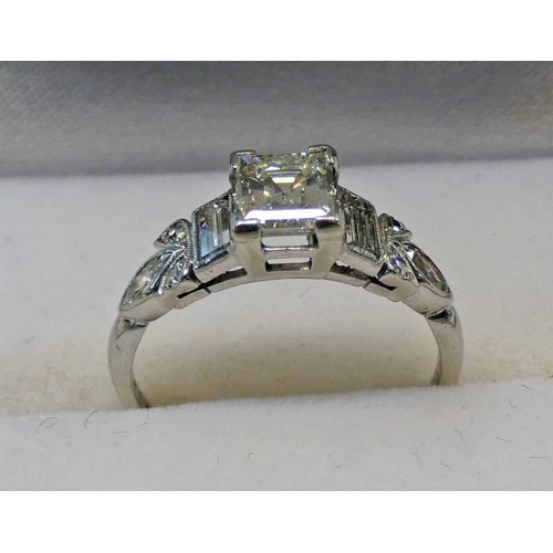 539 - DIAMOND 3 STONE RING, THE PRINCESS CUT DIAMOND OF APPROX 0.92 CARATS FLANKED BY 2 BAGUETTE CUT DIAMO... 