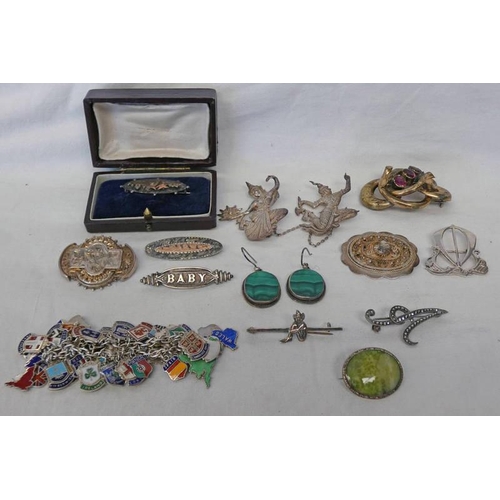 546 - VARIOUS SILVER BROOCHES, MALACHITE SET EARRINGS, ETC