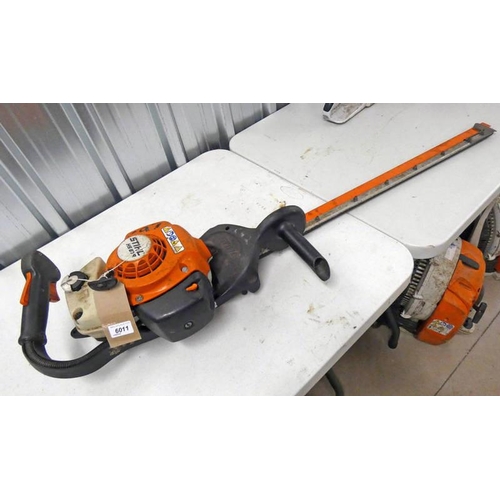 6011 - STIHL HS87R HEDGE TRIMMER - YEAR 2017 SINGLE SIDED PROFESSIONAL HEDGE TRIMMER 30'' BLADE