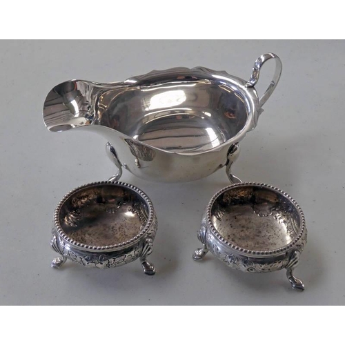 609 - SILVER SAUCEBOAT, SHEFFIELD 1939 % 2 SILVER SALTS WITH FOLIATE DESIGN - 5,5  OZS