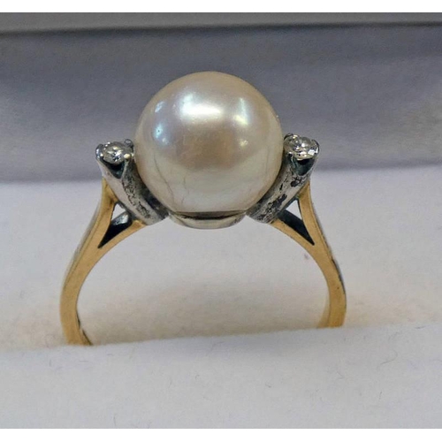 7 - 18K GOLD CULTURED PEARL & DIAMOND 3-STONE RING, THE PEARL 9.4MM DIAMETER