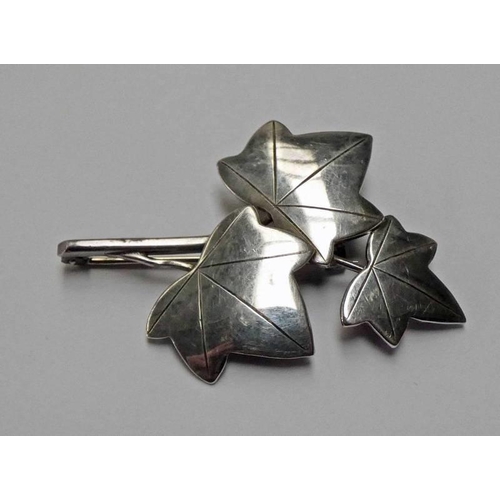 105 - ARTS & CRAFTS SILVER LEAF SPRAY BROOCH SIGNED GEOFFREY BELLAMY - 4CM LONG