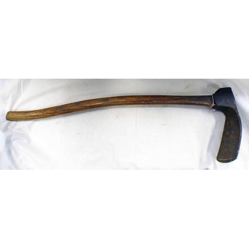 1113 - ADZE WITH 78CM LONG HANDLE