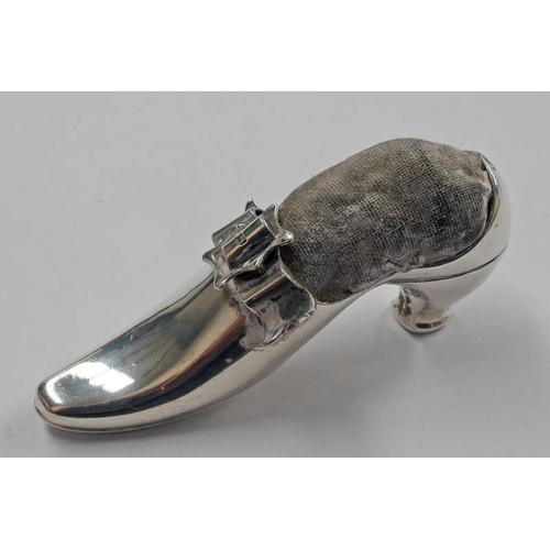 112 - EDWARDIAN SILVER SHOE PIN CUSHION WITH DECORATIVE BUCKLE MOUNT, BIRMINGHAM 1904 - 6.5CM LONG