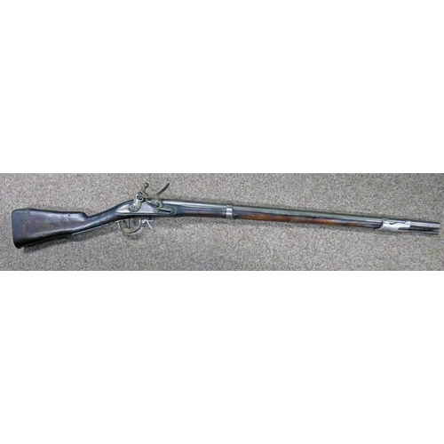 1129 - 19TH CENTURY FRENCH FLINTLOCK SERVICE CARBINE WITH 79.5 CM LONG BARREL, LOCK HAS TRACES OF ARSENAL M... 