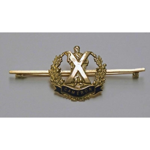 114 - 9CT GOLD & ENAMEL CAMERON HIGHLANDERS SWEETHEART BROOCH - 4.1G