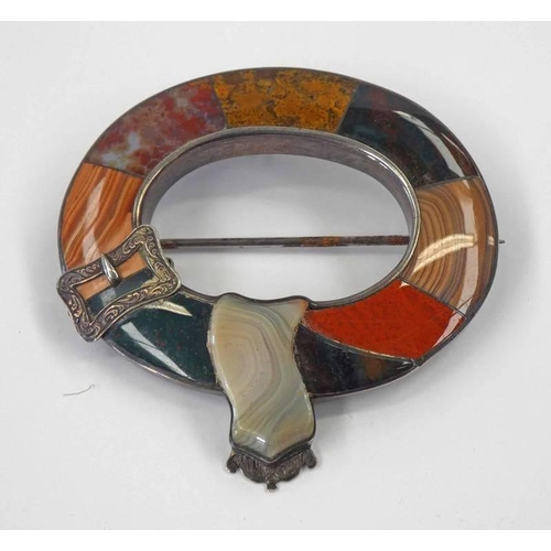 115 - LATE 19TH OR EARLY 20TH CENTURY SCOTTISH UNMARKED SILVER POLISHED AGATE BUCKLE BROOCH  - 6CM WIDE