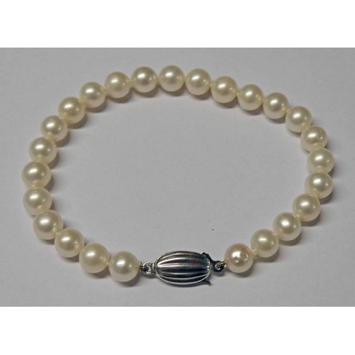 117 - CULTURED PEARL SET BRACELET ON A 925 SILVER CLASP - 20 CM