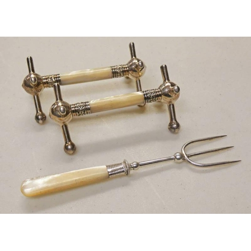 124 - SILVER & MOTHER OF PEARL PICKLE FORK, SHEFFIELD 190 & PAIR OF MOTHER OF PEARL KNIFE RESTS