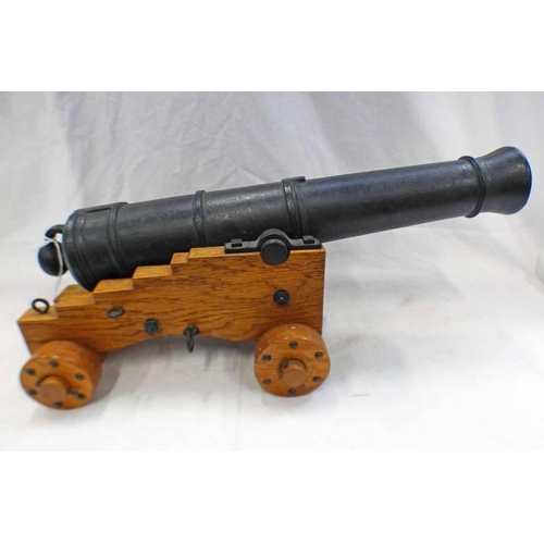 1256 - 19TH CENTURY MODEL OF A NAVAL CANON WITH ITS 40CM LONG FIRE STAGE TAPERING CAST IRON BARREL MOUNTED ... 