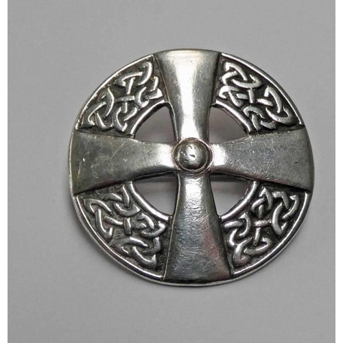 127 - SCOTTISH SILVER CELTIC CROSS CIRCULAR BROOCH BY ALEXANDER RITCHIE IONA DATED 1919 - 4CM DIAMETER