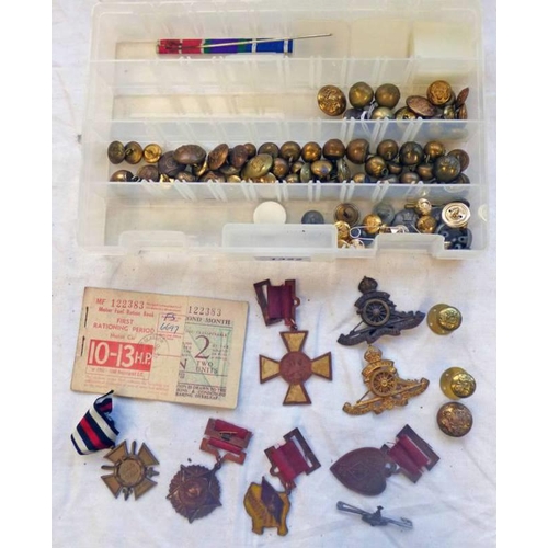 1322 - SELECTION OF BUTTONS AND MEDALS TO INCLUDE A ROYAL ARTILLERY BUTTONS, ARTILLERY CAP BADGES, MOTOR FU... 