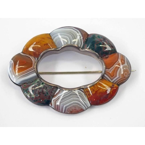 151 - LATE 19TH CENTURY OR EARLY 20TH CENTURY SCOTTISH UNMARKED SILVER POLISHED AGATE BROOCH - 6.5 CM WIDE