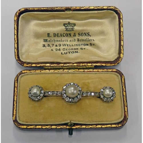 158 - EARLY 20TH CENTURY PEARL & DIAMOND SET BROOCH. THE DIAMOND SET BAR BROOCH WITH 3 PEARLS SET WITHIN A... 