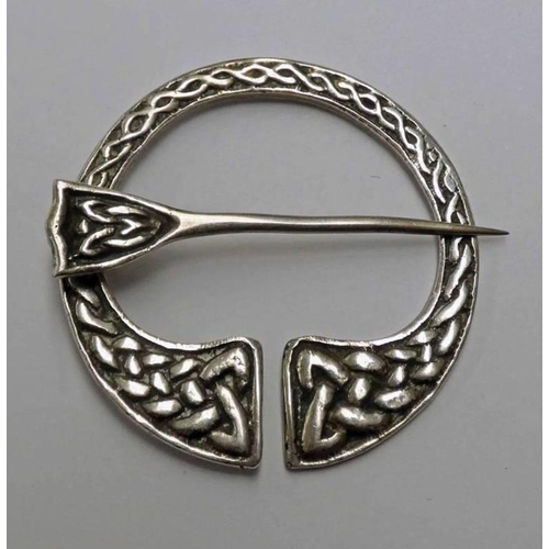 161 - SCOTTISH SILVER PLAID BROOCH WITH CELTIC KNOT DECORATION, GLASGOW 1949 - 4CM DIAMETER