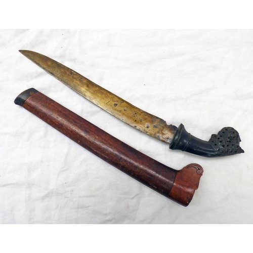 1646 - LATE 19TH OR EARLY 20TH CENTURY MALAYSIAN DAGGER (BADE-BADE) WITH 29.5CM LONG BLADE WITH CARVED HORN... 