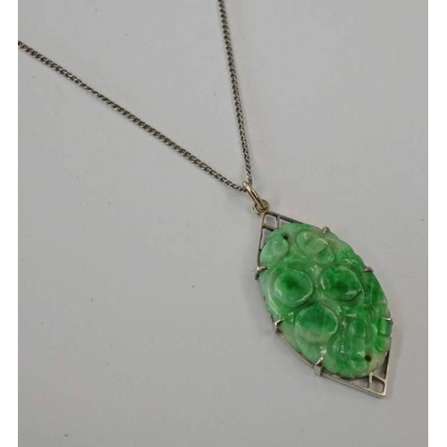 183 - ORIENTAL CARVED GREEN HARDSTONE PENDANT IN A 9CT GOLD MOUNT ON A FINE CHAIN