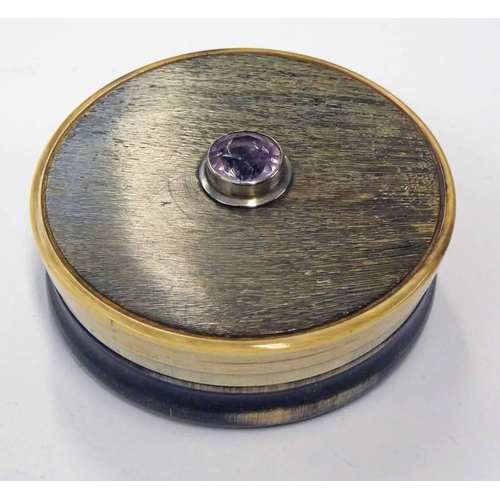 202 - SCOTTISH CIRCULAR HORN SNUFF BOX WITH SET CUT AMETHYST TO LID - 6.5CM WIDE