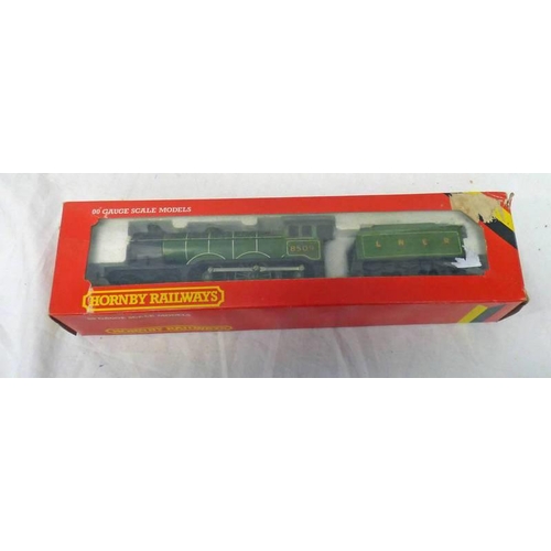 2217 - HORNBY R866 00 GAUGE L.N.E.R GREEN B12 4-6-0 8509 STEAM LOCOMOTIVE. BOXED