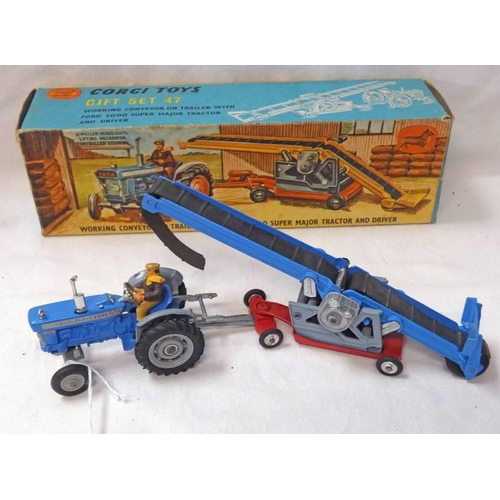 2233 - CORGI TOYS GIFT SET 47 - WORKING CONVEYOR ON TRAILER WITH FORD 5000 SUPER MAJOR TRACTOR AND DRIVER