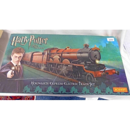 2269 - HORNBY R1095 00 GAUGE HARRY POTTER AND THE ORDER OF THE PHOENIX HOGWARTS EXPRESS ELECTRIC TRAIN SET.... 