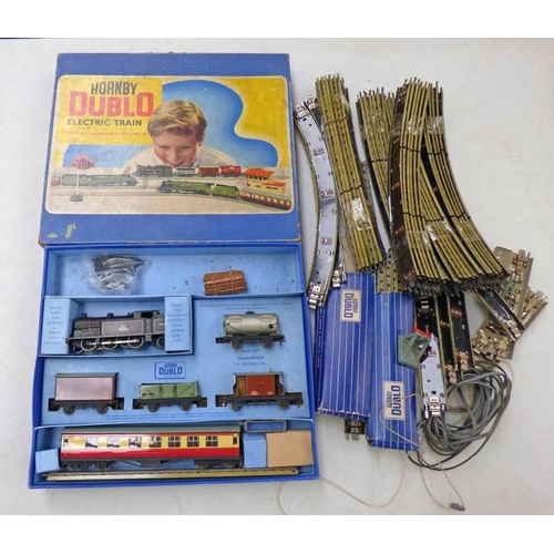 2273 - HORNBY DUBLO 00 GAUGE ELECTRIC TRAIN SET WITH A SELECTION OF ACCESSORIES