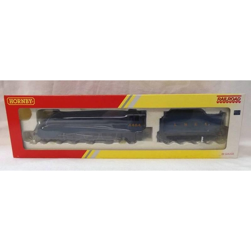 2285 - HORNBY R2779 00 GAUGE L.N.E.R BLUE 'FALCON' 4484 LOCOMOTIVE & TENDER. BOXED