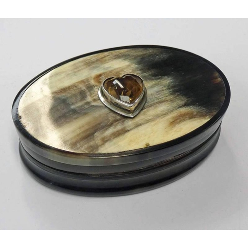 242 - SCOTTISH OVAL HORN SNUFF BOX WITH HEART SHAPED CITRINE TO LID - 7.2CM WIDE