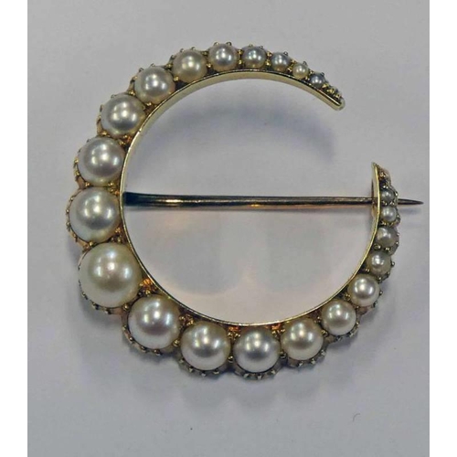 249 - GOLD PEARL SET CRESCENT BROOCH - 2.5 CM WIDE