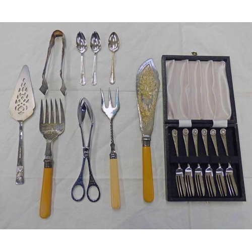 318 - SELECTION OF SILVER PLATED WARE INCLUDING SARDINE TONGS, FISH SERVERS, CASED SPOONS, ETC