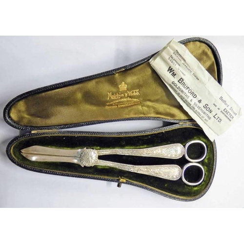 319 - CASED PAIR OF SILVER GRAPE SCISSORS BY MAPPIN & WEBB, SHEFFIELD 1893 - TOTAL WEIGHT 3.18OZ