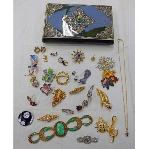 338 - PASTE SET DECORATIVE JEWELLERY BOX & CONTENTS INCLUDING BROOCHES, BRACELET, ETC