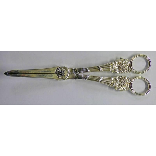 343 - PAIR OF SILVER GRAPE SCISSORS BY WILLIAM THEOBALDS, LONDON 1837 - TOTAL WEIGHT 4.4OZ