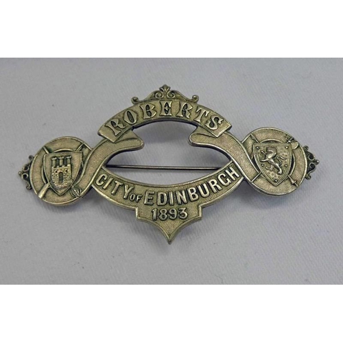 346 - SCOTTISH UNMARKED WHITE MEDAL BROOCH COMMEMORATING LORD ROBERTS 1893 VISIT TO EDINBURGH - 7CM WIDE