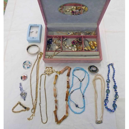 352 - JEWELLERY BOX & CONTENTS OF VARIOUS NECKLACES, CHAINS, BRACELETS, ETC