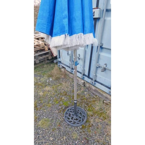 5051J - CAST IRON UMBRELLA BASE WITH GARDEN PARASOL IN BLUE.