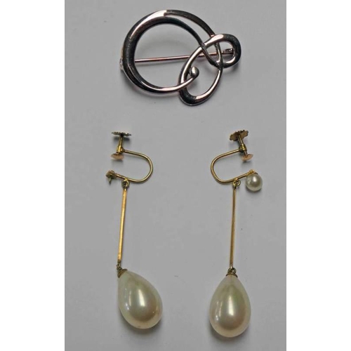 600 - PAIR OF 9CT GOLD PASTE PEARL EARDROPS & 925 SILVER GILT OLA GORIE BROOCH