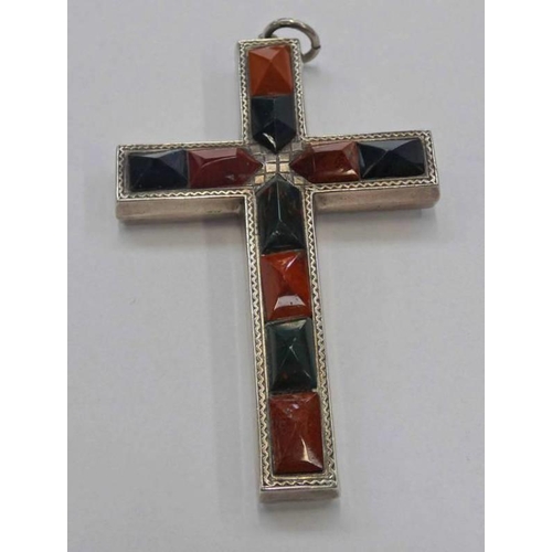 604 - LATE 19TH OR EARLY 20TH CENTURY UNMARKED SCOTTISH SILVER AGATE SET CROSS PENDANT - 8CM LONG