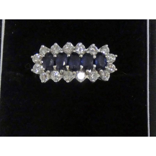 157 - 18K GOLD SAPPHIRE & DIAMOND CLUSTER RING, THE 5 SAPPHIRES SET WITHIN A SURROUND OF 16 DIAMONDS