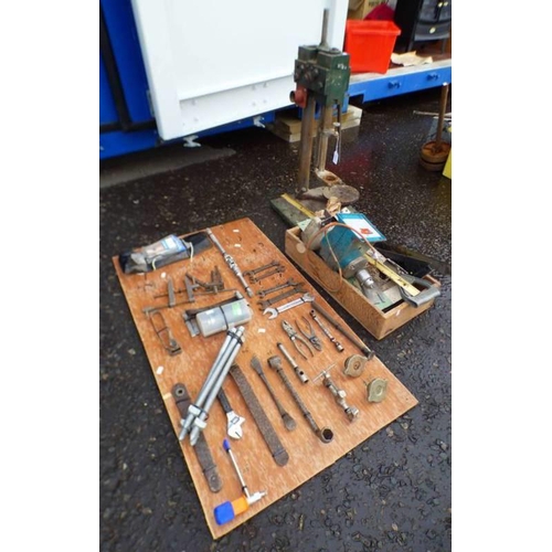 1011 - TABLE TOP PILLAR DRILL MOUNT AND A SELECTION OF TOOLS