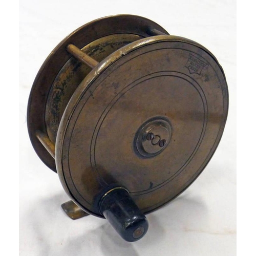 1016 - P.D. MALLOCH MAKER PERTH 4 1/4'' PLATE-WIND REEL, HORN HANDLE AND BRASS FOOT