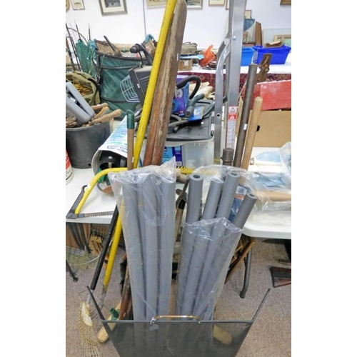 1020 - SELECTION OF HOUSEHOLD GOODS INCLUDING STEPLADDER, FIRE SCREEN, ETC