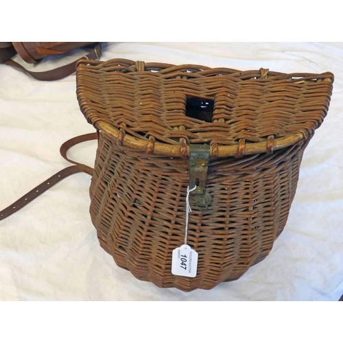 1047 - VICTORIAN WICKER FISHING CREEL WITH METAL CLASP