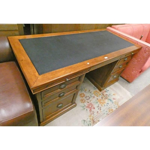 5014 - 21ST CENTURY OAK TWIN PEDESTAL DESK WITH LEATHER INSERT IN TOP AND VARIOUS DRAWERS. LENGTH 164 CM